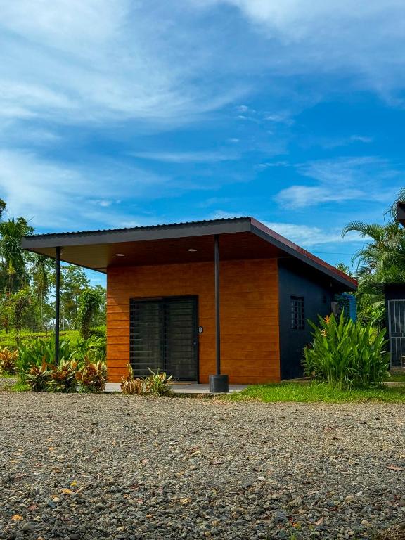 a small house with a gambrel roof at Refugio Las Cortezas in Tapantí