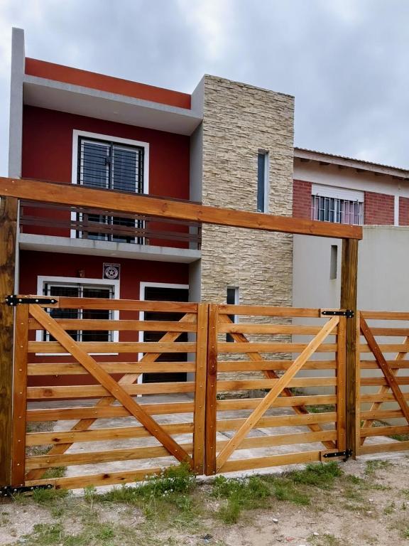 Το κτήριο όπου στεγάζεται  το διαμέρισμα