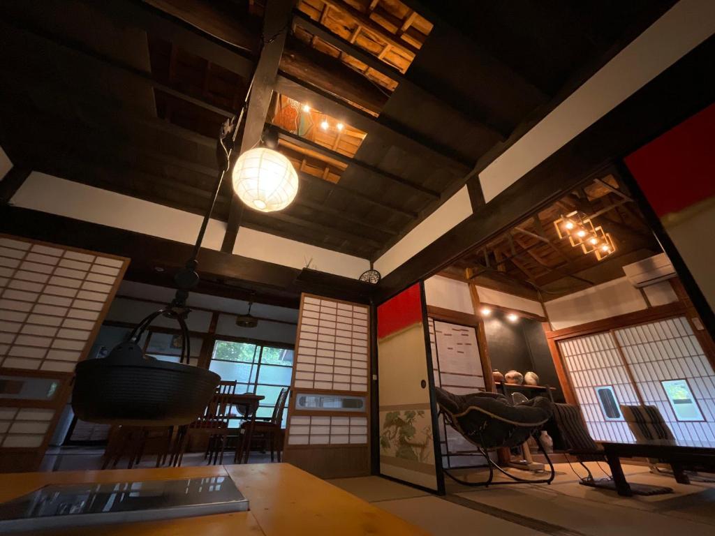 Ōwadaにある美淡-Mitan-のテーブルと椅子付きの部屋