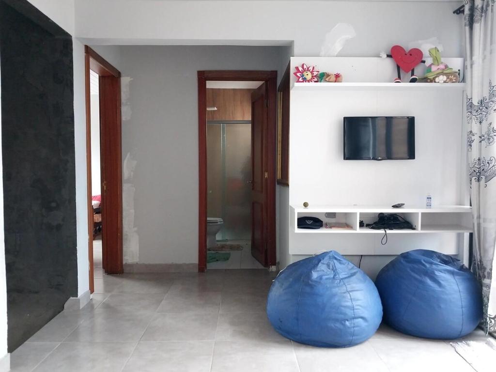 Μια τηλεόραση ή/και κέντρο ψυχαγωγίας στο Casa aconchegante no Balneário de Ipanema