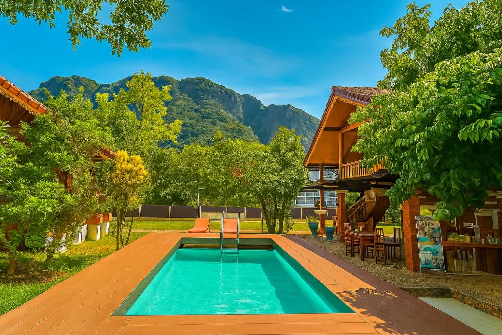 Bazén v ubytování Ban Villa PhaSouk nebo v jeho okolí