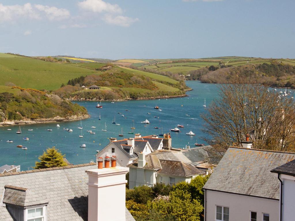 Blick auf einen Hafen mit Booten im Wasser in der Unterkunft Berrystead Upper Flat in Salcombe