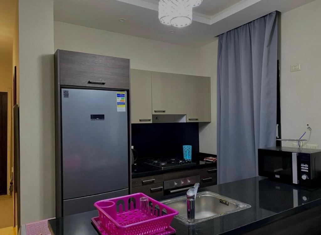 Η κουζίνα ή μικρή κουζίνα στο توين هاوس في قرية ازها العين السخنه