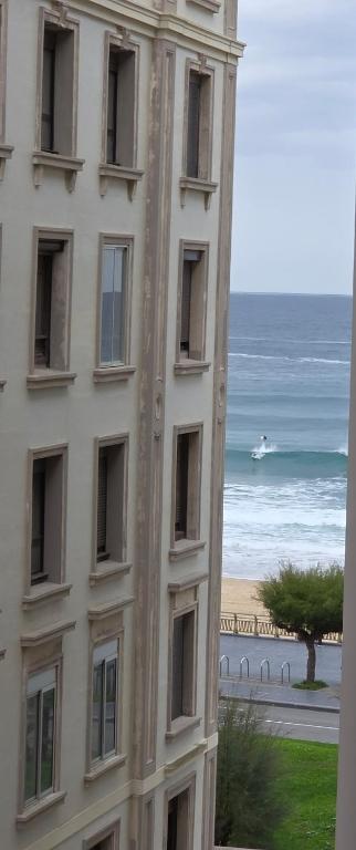 a building next to a beach with the ocean at Beach Big Apartment With 3 Rooms Apartment Parking Included in San Sebastián
