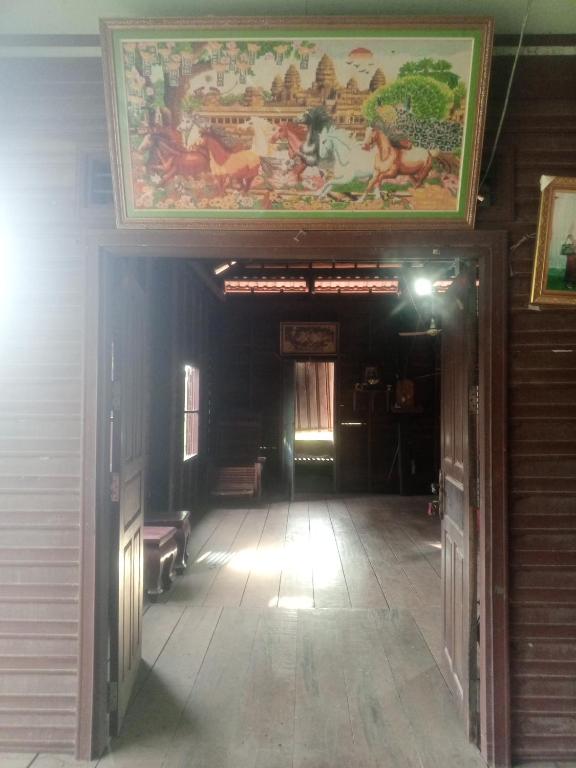 にあるStay with real life Cambodia villagersの天井画廊下