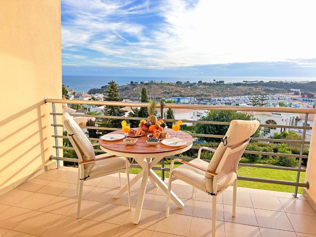 een tafel en stoelen op een balkon met uitzicht bij Luxury Apartment Ocean View by Be Cherish in Albufeira