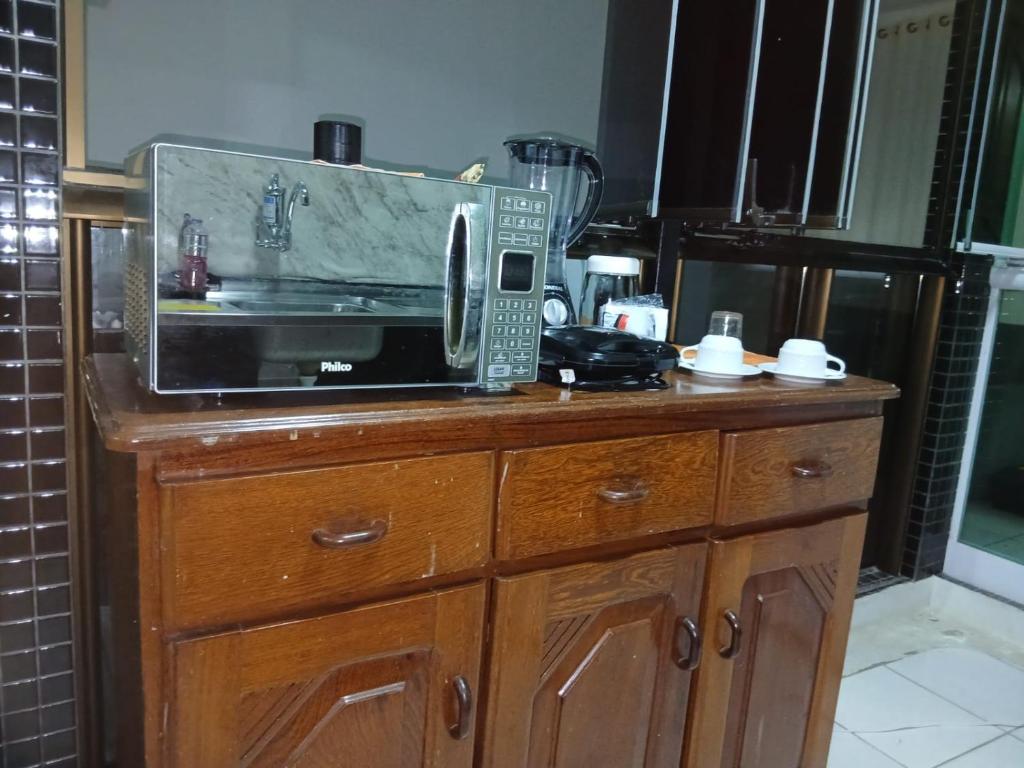 a microwave sitting on top of a kitchen counter at Suite Umarizal cop30 in Belém
