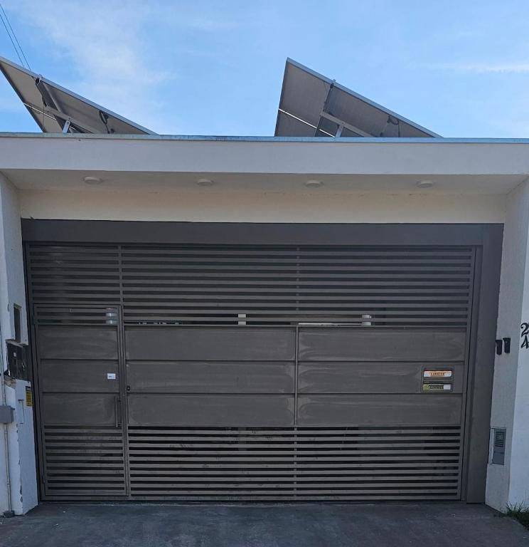 a garage door on the side of a house at Loft proximo a orla 01 in Presidente Epitácio