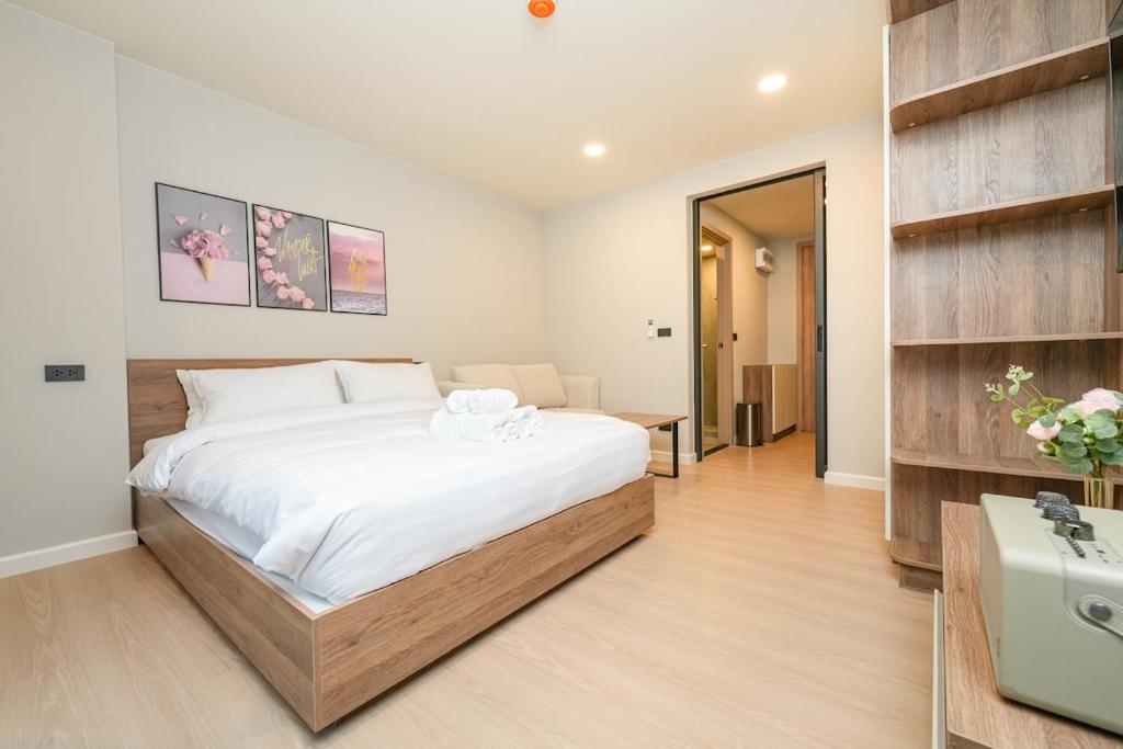 une chambre avec un grand lit et une salle de bain dans l'établissement New condo near the sea, Laguna, Choeng Thale 324, à Ban Thalat Choeng Thale