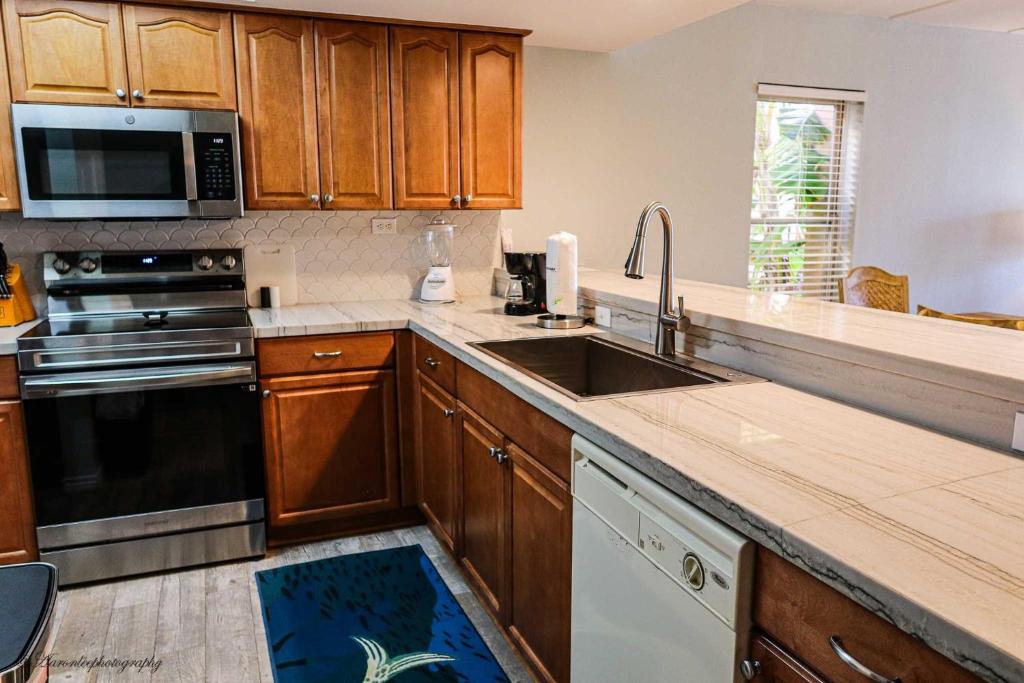 Η κουζίνα ή μικρή κουζίνα στο Beachview 103 Condominium Condo