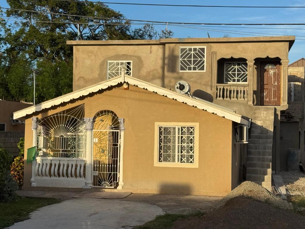 Το κτήριο όπου στεγάζεται  η παραθεριστική κατοικία