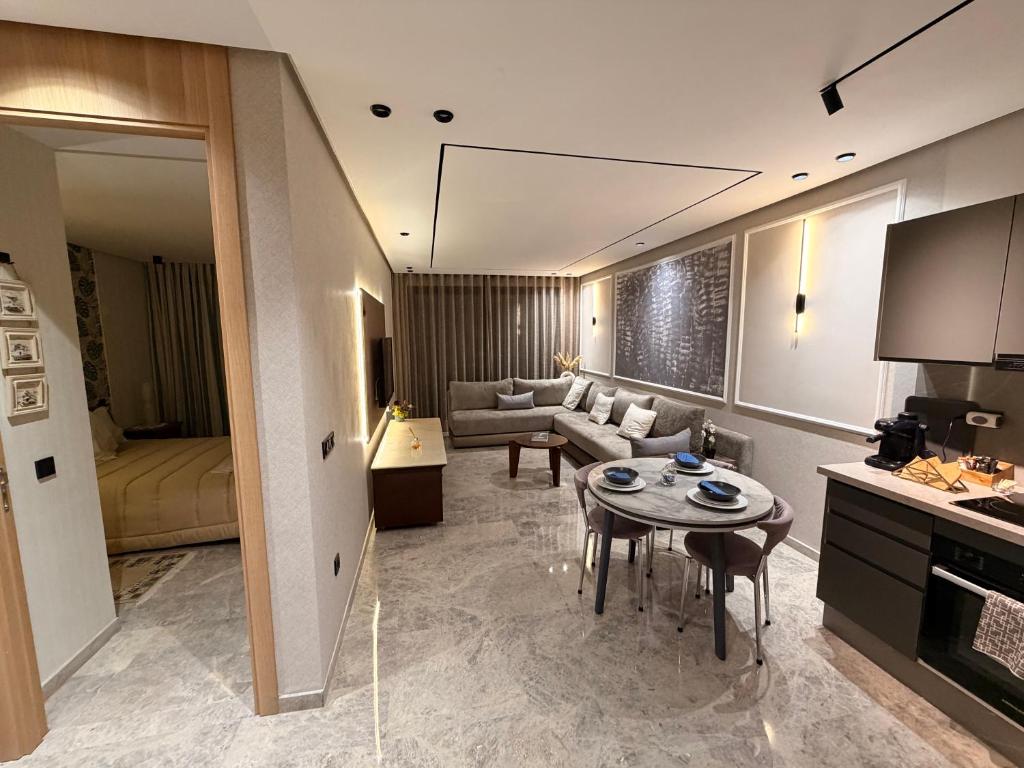 カサブランカにあるMetroSuiteのソファとテーブルのあるリビングルーム