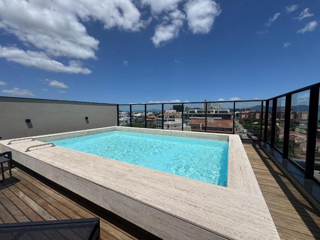 a swimming pool on the roof of a building at Spot 215 é Destino Floripa in Florianópolis