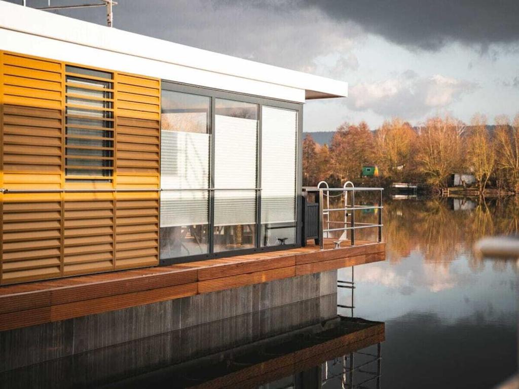 Výhled na řeku, která protéká v blízkosti ubytování na lodi