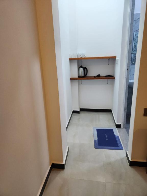 亭可马里Trinco Salli Beach Resort的走廊上设有蓝色垫子