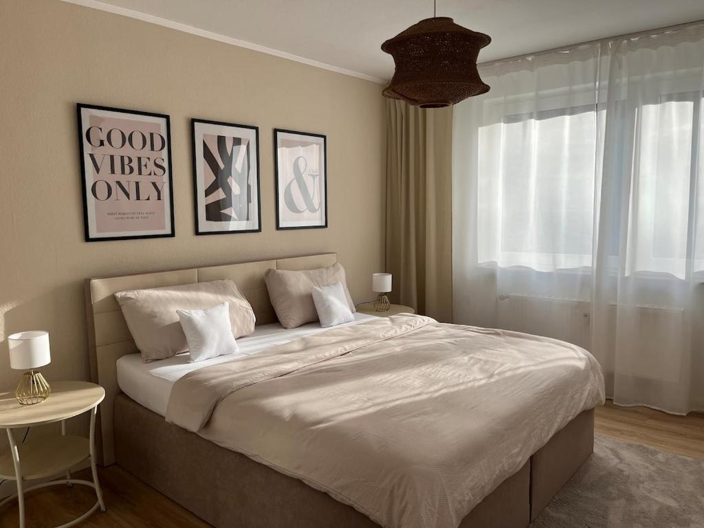 a bedroom with a large bed with white sheets at Gemütliche, zentrale Wohnung nahe Uni & Düsseldorf in Niederdorla