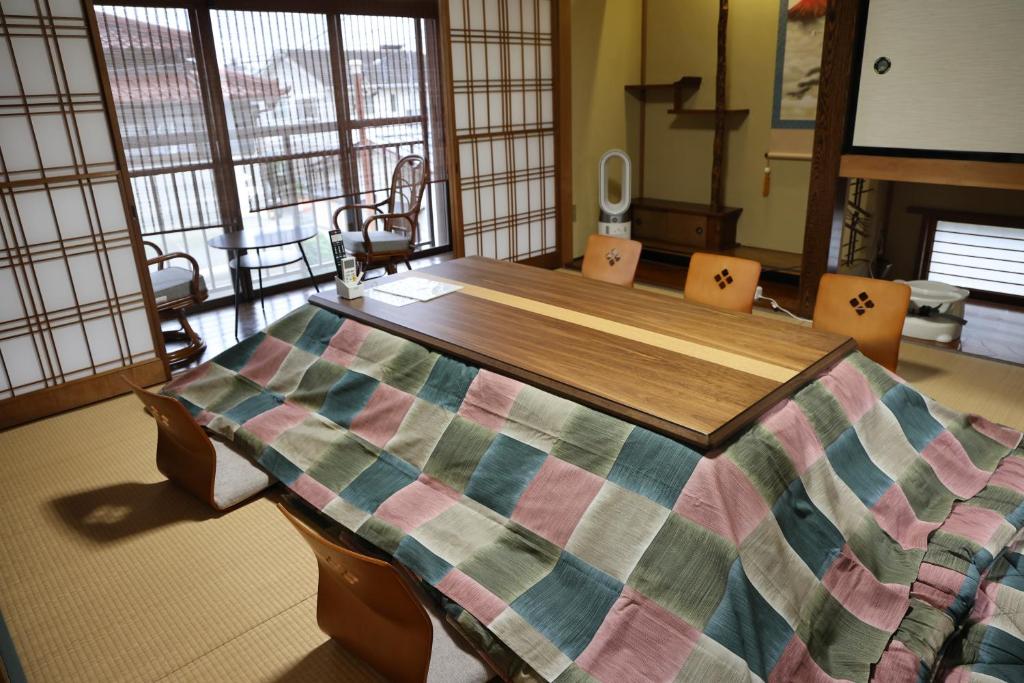 富士市にあるかんさんのお宿の椅子付きの部屋の木製テーブル