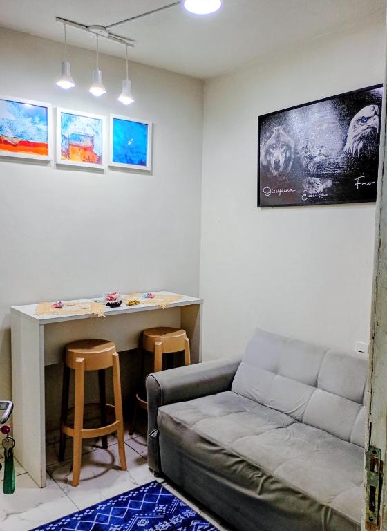 a living room with a couch and a table at Apartamento Completo e Centralizado 2 in Curro Velho