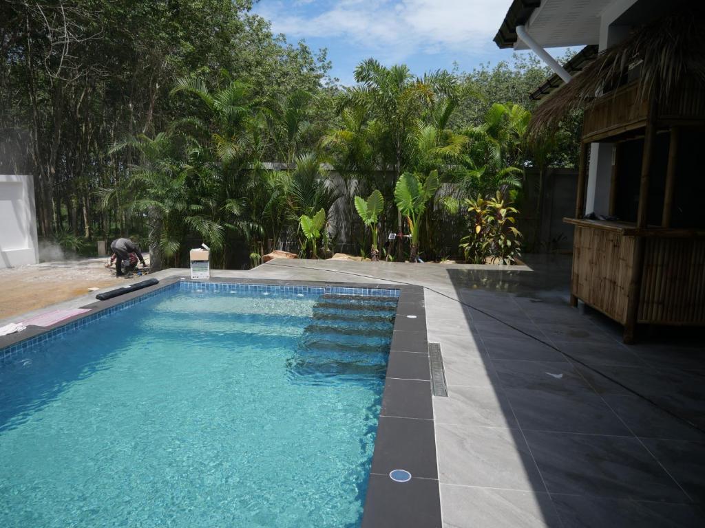 ein Swimmingpool vor einem Haus in der Unterkunft Welcome ! Villa - 3 BD 3 Baths - Ao Nang area in Ban Khao Klom