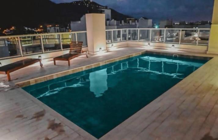 een zwembad op het dak van een gebouw bij Alcazar Buona Vista Suites in Salta