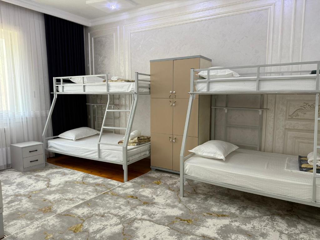 Ένα ή περισσότερα κρεβάτια σε δωμάτιο στο Hovli Hostel