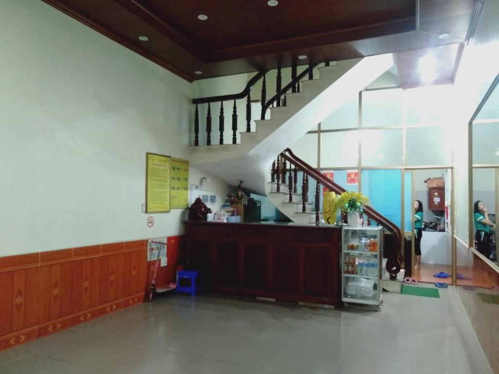 Nhà nghỉ Việt Hà - ĐH Công nghiệp TN : لوبي مع كونتر ودرج في مبنى