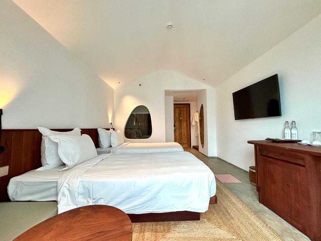 Rustic City View Twin Room