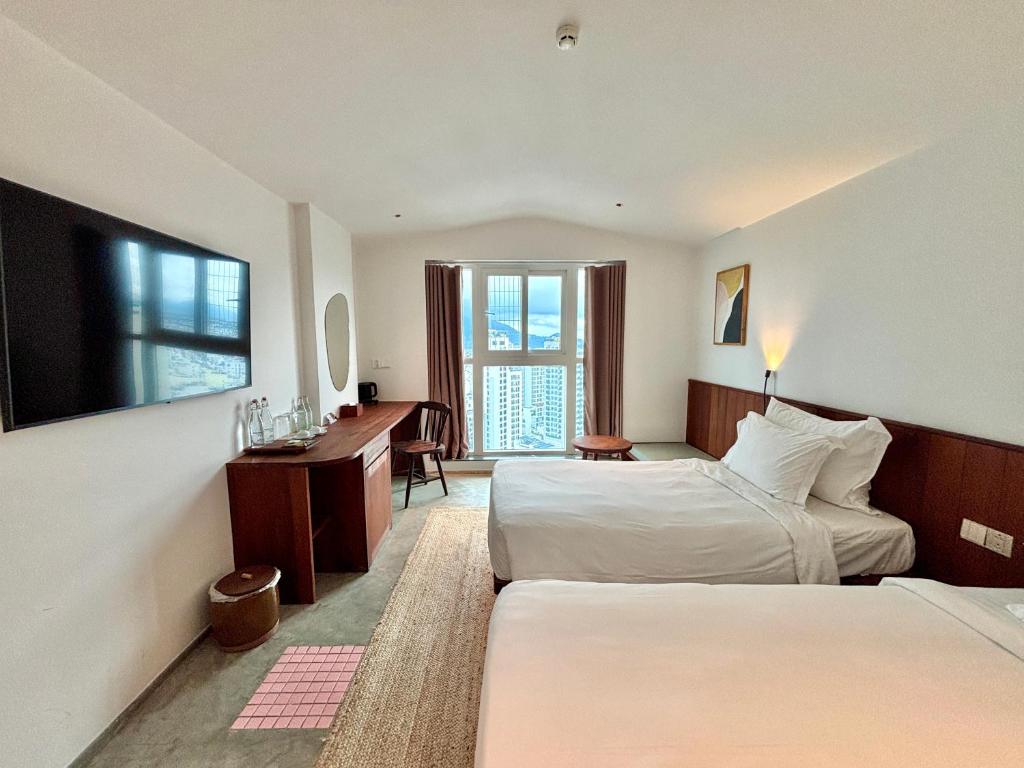 Rustic City View Twin Room