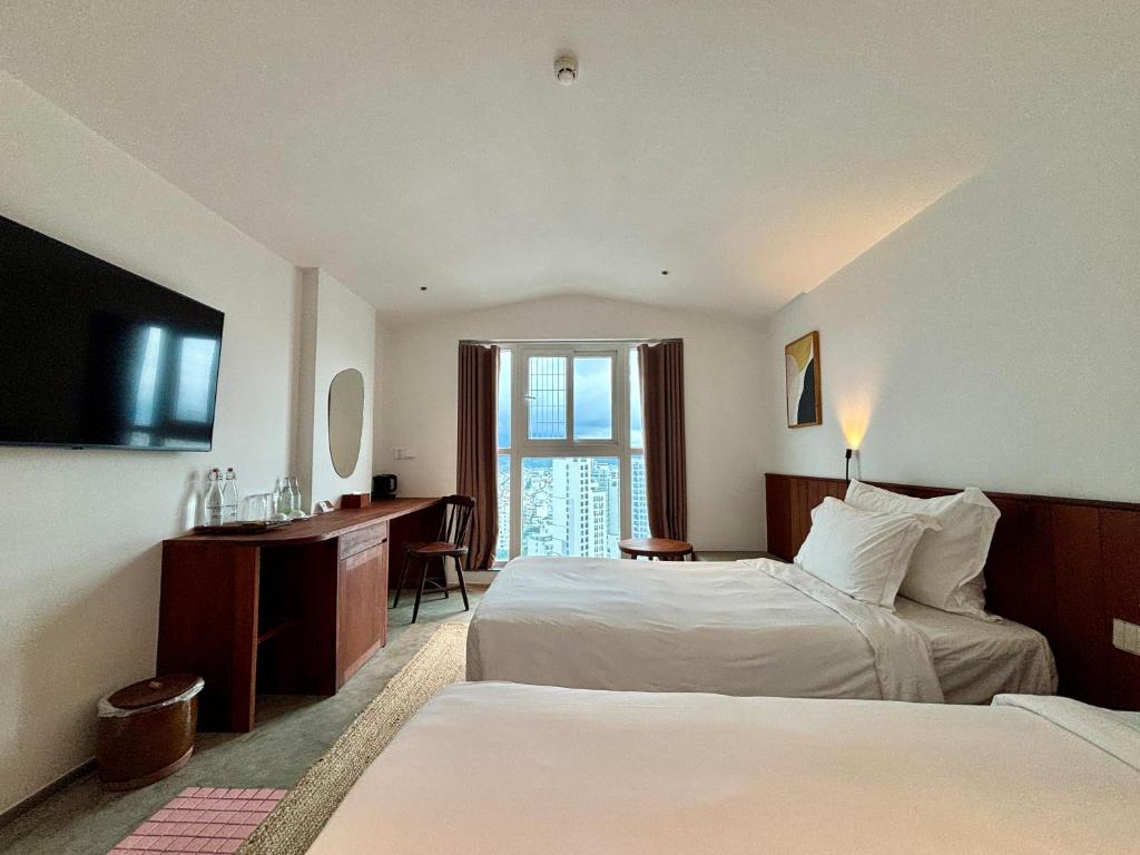 Rustic City View Twin Room