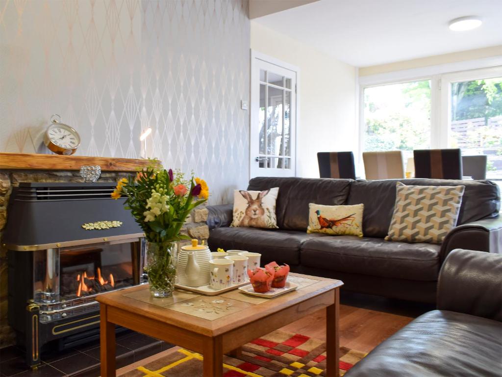 CeresにあるMorrice Houseのソファと暖炉のあるリビングルーム