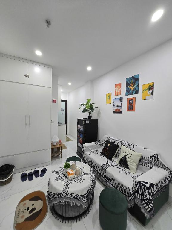 een woonkamer met een bank en een tafel bij Hea Apartment in Hanoi