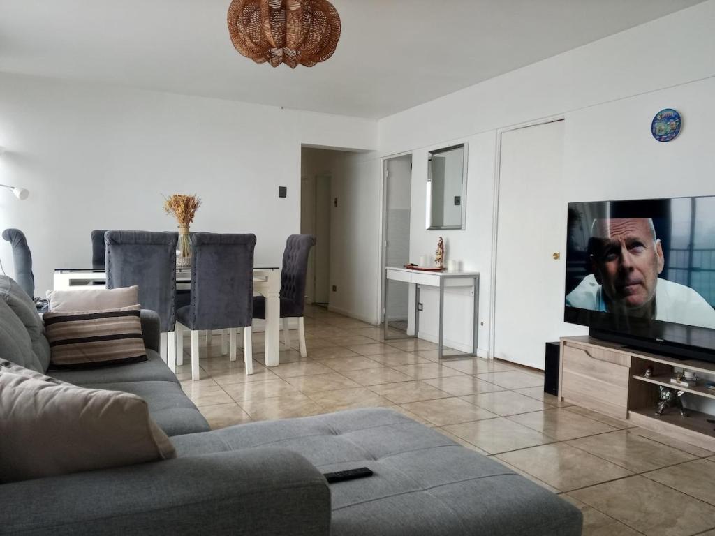 TV a/nebo společenská místnost v ubytování La mejor vista de Valparaíso Cultural