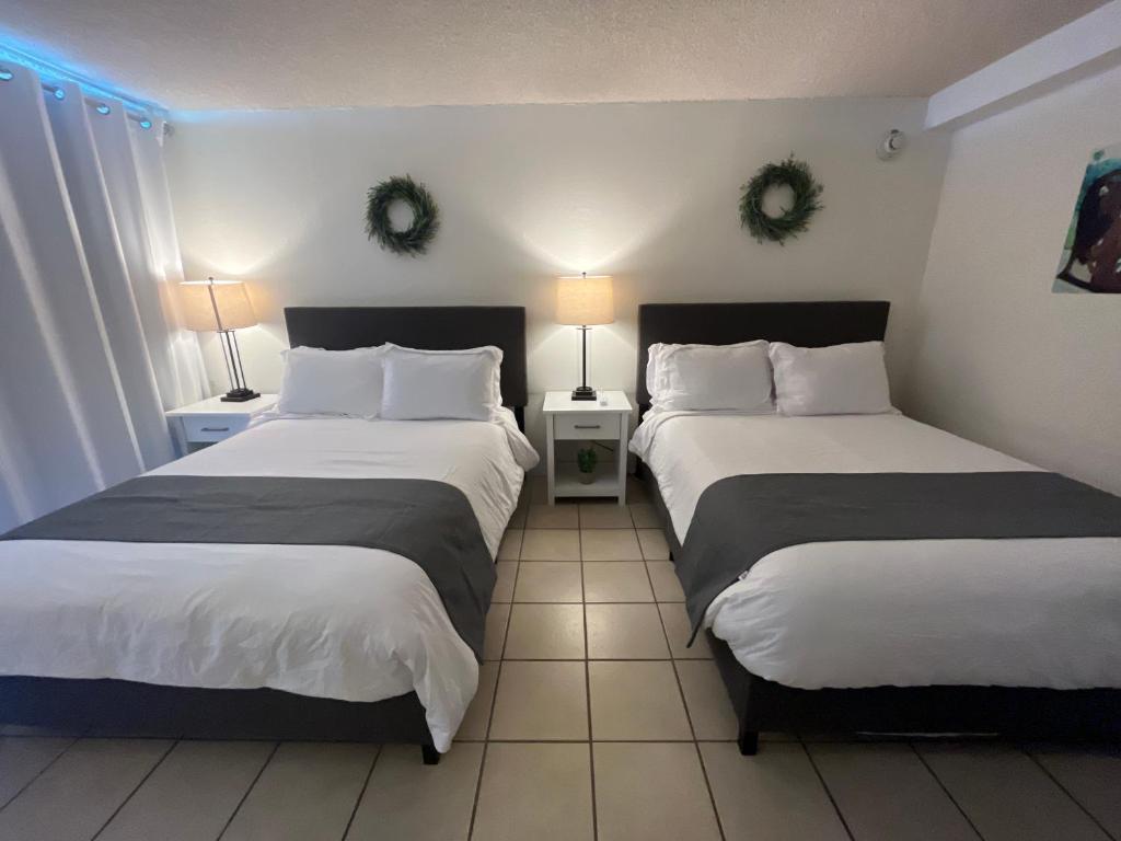 - 2 lits dans une chambre d'hôtel avec 2 lampes dans l'établissement A Homie Getaway! Double Bed Studio with a VIEW, à Honolulu