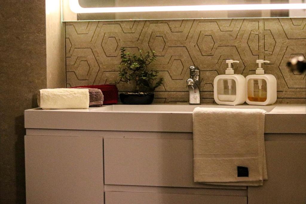 Φωτογραφία από το άλμπουμ του Sunny & Spacious next to MM Alam road στη Λαχόρη