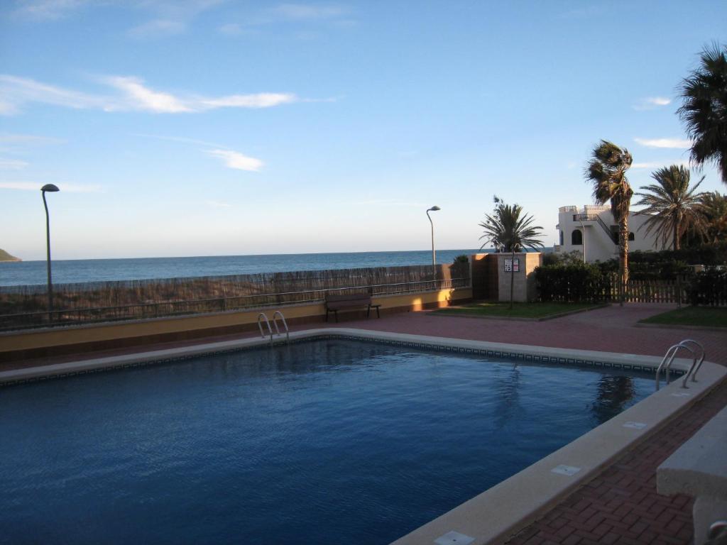 basen z oceanem w tle w obiekcie Apartamentos Turisticos Playa Principe w mieście La Manga del Mar Menor