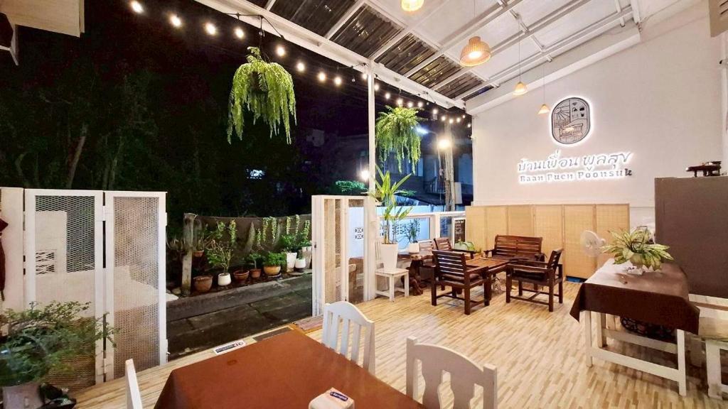 a restaurant with tables and chairs in a room at Baan Puen Poonsuk in Hua Hin