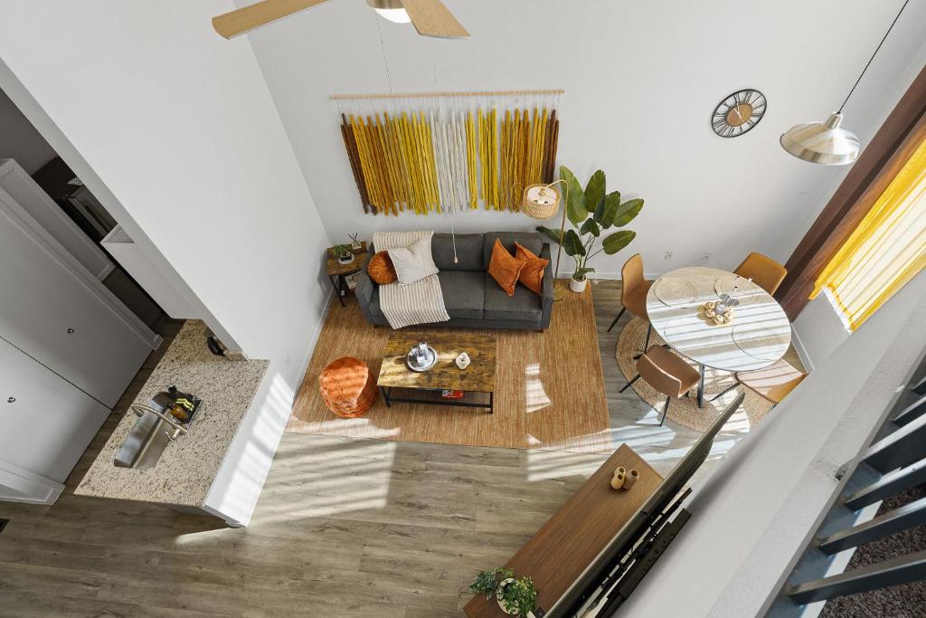 ein Wohnzimmer mit einem Sofa und einem Tisch in der Unterkunft Modern Tempe Retreat Near ASU & Downtown in Tempe