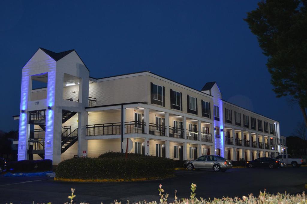 un edificio con un coche aparcado delante en Days Inn by Wyndham Marietta-Atlanta-Delk Road, en Marietta