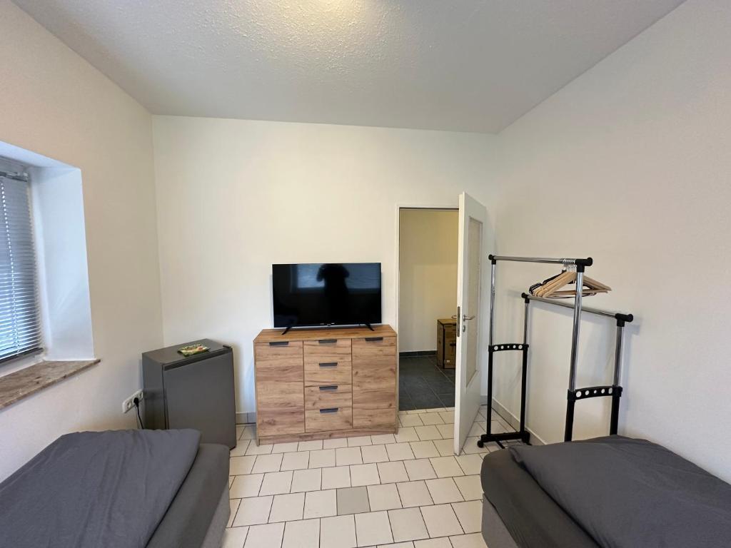 Una habitación con dos camas y un televisor de pantalla plana. en M&K Homes Unterkunft bei Lübeck, en Selmsdorf