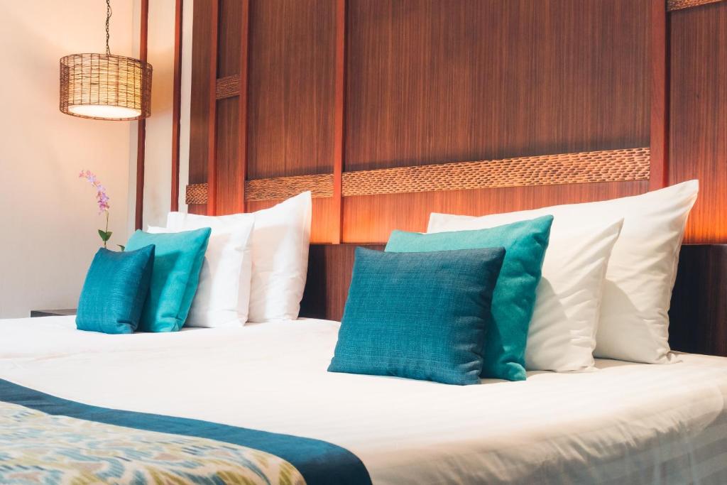 Un dormitorio con una cama con almohadas azules y blancas. en Kiran Home Stay, en Agra