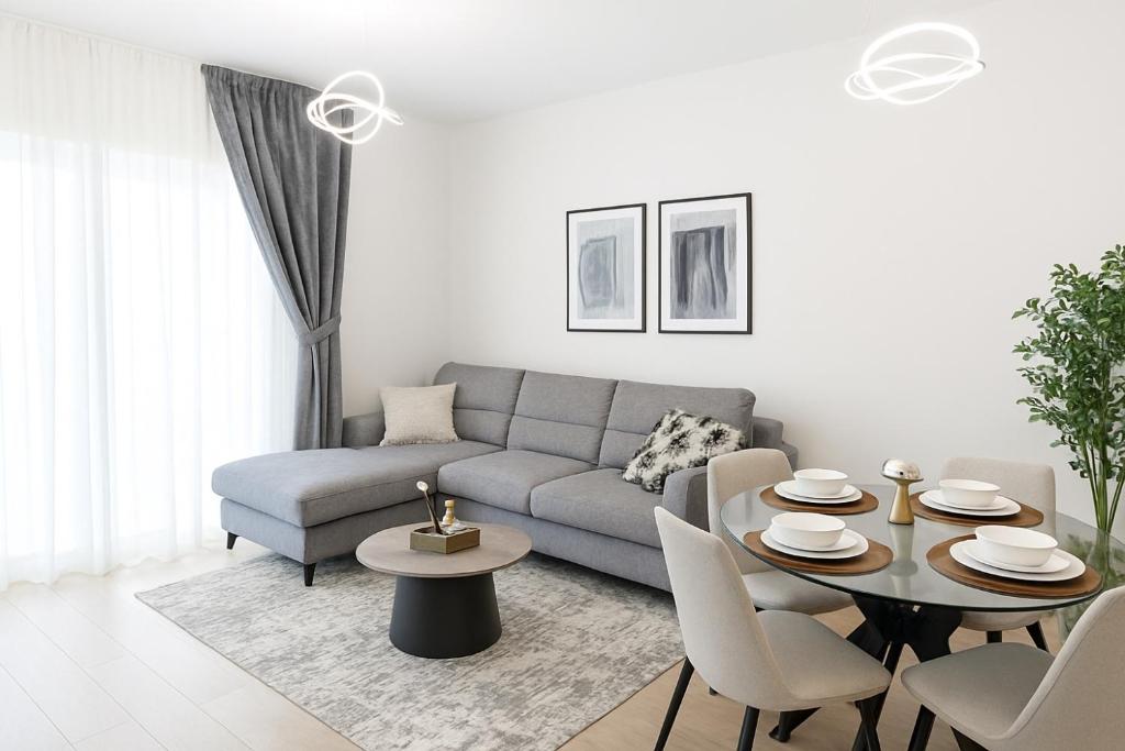 una sala de estar con un sofá y una mesa en 2bhk Canal View near Ferrari World and Sea World, en Abu Dabi