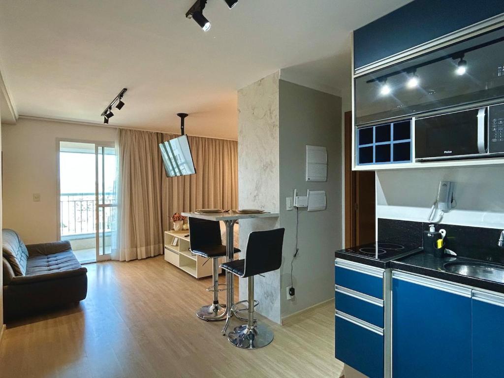 a room with a kitchen and a living room at Studio Sofisticado 2106 - Próx Aeroporto GRU in Guarulhos