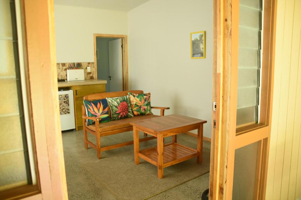 Una sala de estar con una silla y una mesa. en Mareva Kore, en Avarua