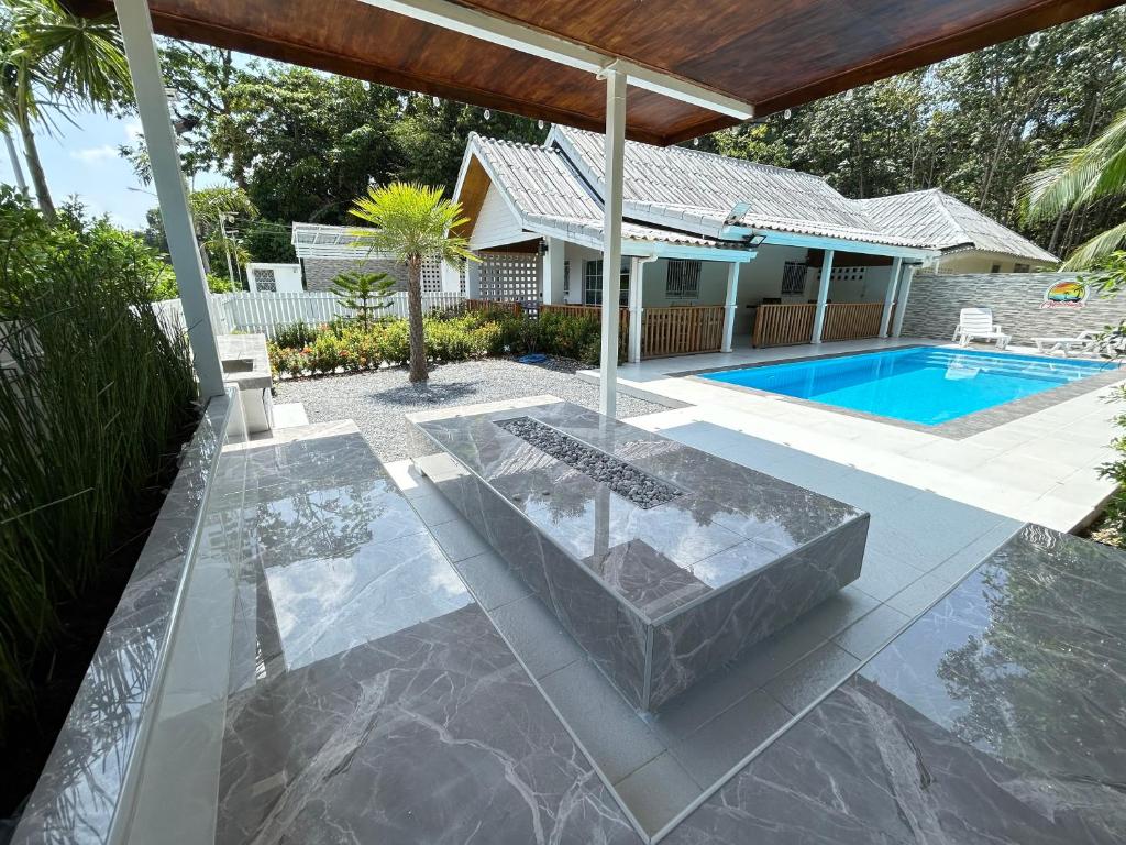 ランタ島にある3 bedroom & loft pool villa copacolantaの裏庭(スイミングプール、家あり)