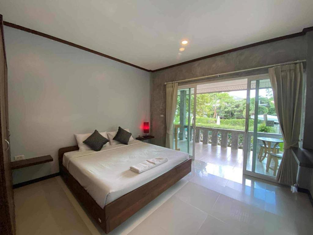 Giường trong phòng chung tại The Rinya Hotel Koh Phangan