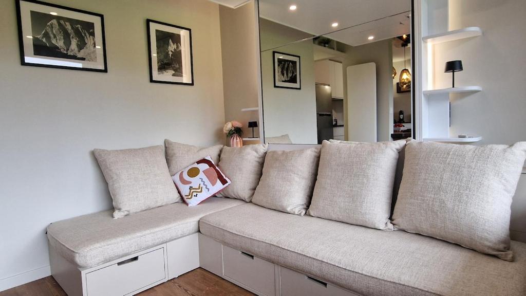 Posezení v ubytování Les Cristaux Studio, with view to Mont Blanc