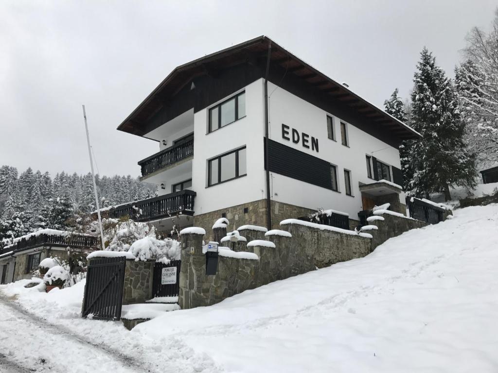 シュチルクにあるEDEN Szczyrkの地面に雪が積もった大きな白い建物