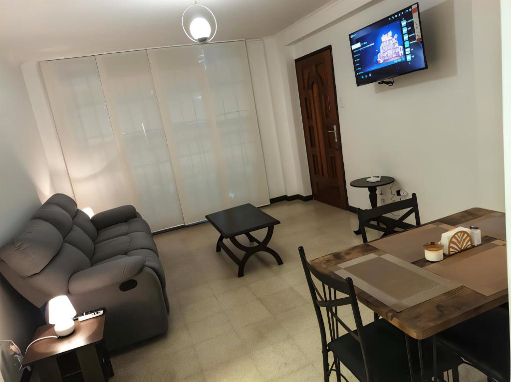 a living room with a couch and a table at Apartamento Amplio Cerca de Todo con Seguridad y con Todas las Comodidades de un Hospedaje Renovado y Totalmente Equipado, ademas Tene Wi-Fi de Alta Velocidad in Caracas
