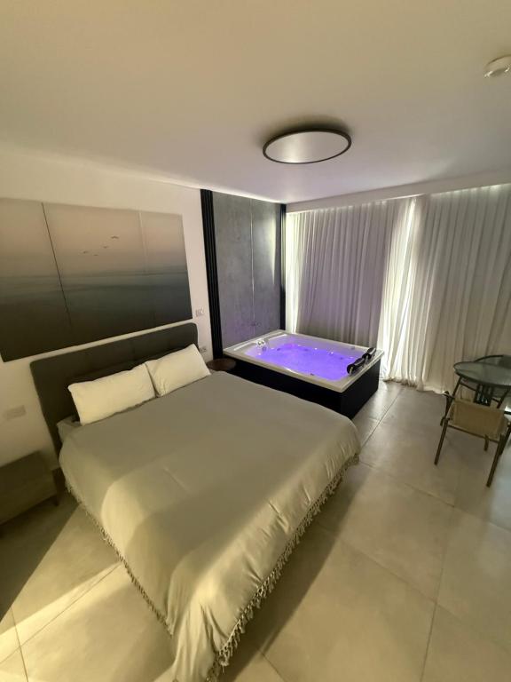 Postel nebo postele na pokoji v ubytování חוויה בכיכר