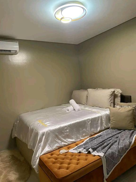 - une petite chambre avec un lit éclairé dans l'établissement The Majestic Staycation, à Manille